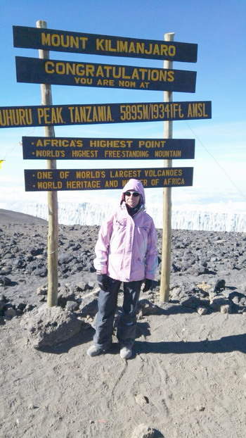 Denise climba Kilimanjaro