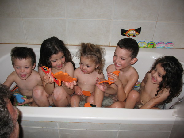 5 kids in a tub